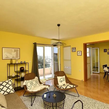 Marina - By Guide マカルスカ