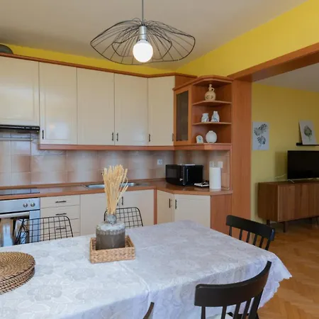 Marina - By Guide マカルスカ